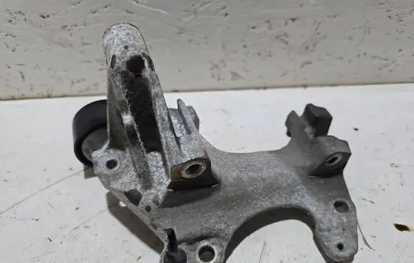 Nissan Qashqai Generator/alternator bracket 117104394r