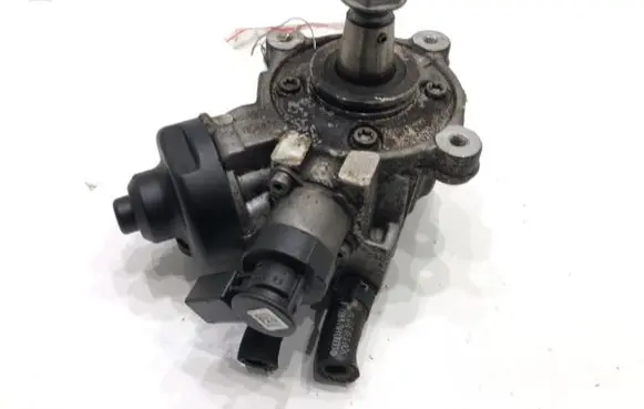 Volkswagen PASSAT B8 Fuel injection high pressure pump 04L130755E