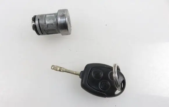 Ford Mondeo Mk III Ignition lock UC592300F