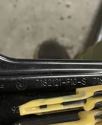 Rear door manual window regulator