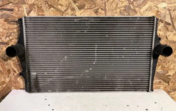 Volvo XC70 Intercooler air channel guide 8649471