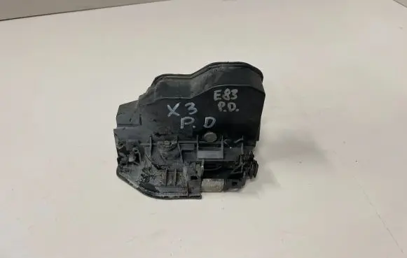 BMW X3 E83 Front door lock 7167074
