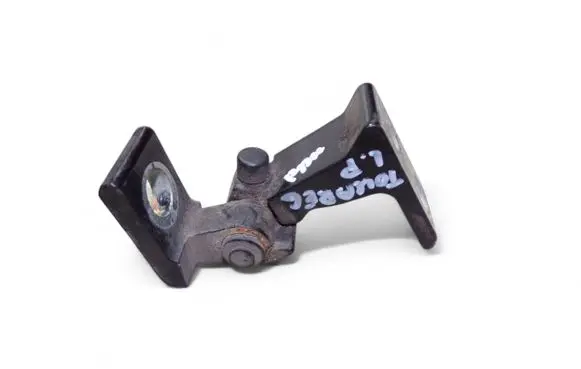 Volkswagen Touareg II Front door lower hinge 8K0831402K