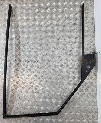 Land Rover Discovery Front door window/glass frame 