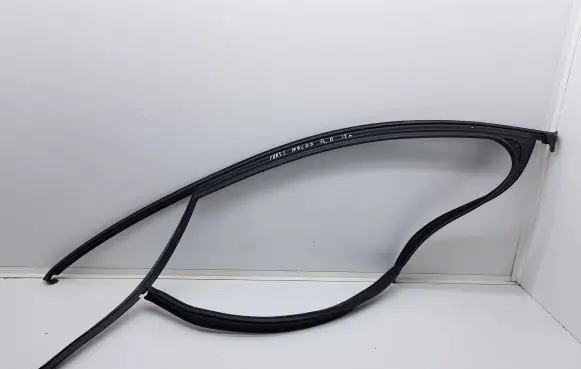 Porsche Macan (95B) Rubber seal front door window/glass 95B837432