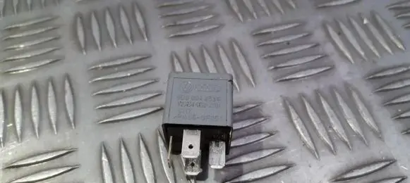Volkswagen PASSAT B5.5 Other relay 8D0951253A V23134-B52-X301