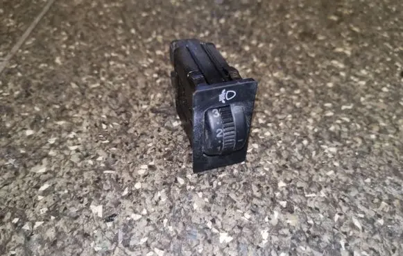 Toyota Avensis T250 Headlight level height control switch 8415205050