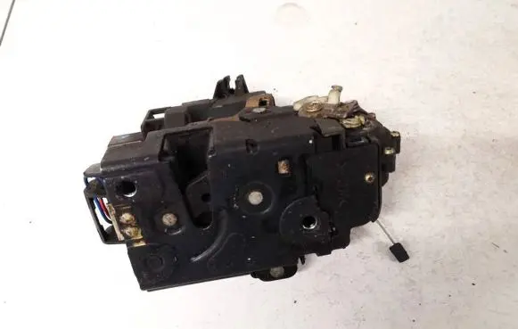 Volkswagen PASSAT B5 Front door lock