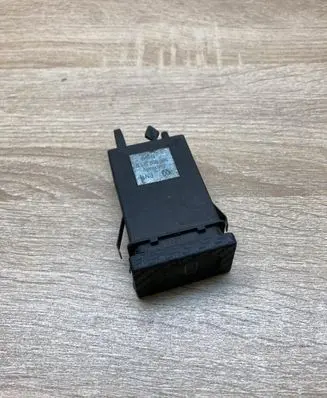 Volkswagen PASSAT B5 Windscreen/window heater switch 3B0959621B
