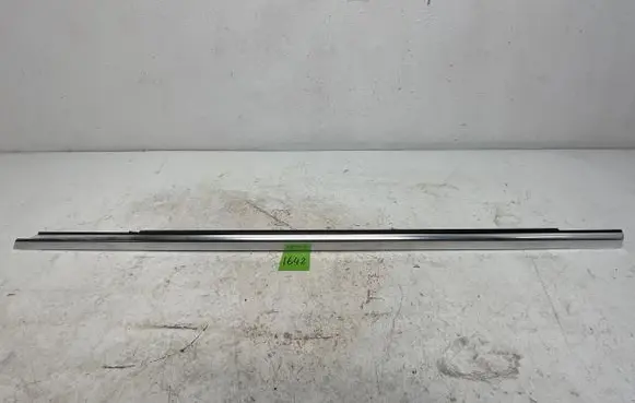 Mercedes-Benz GLC C253 Door glass trim A2537200124