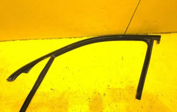 Mercedes-Benz GLE W167 Front door rubber seal A1677251300