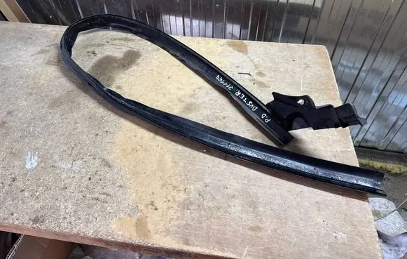 Dacia Duster II Rubber seal front door window/glass 
