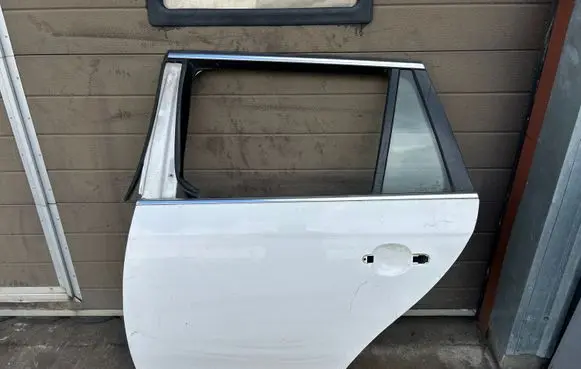 Volkswagen Golf VI Rear door 1K9833311B
