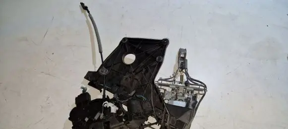 Volvo XC70 Front door lock 31253670