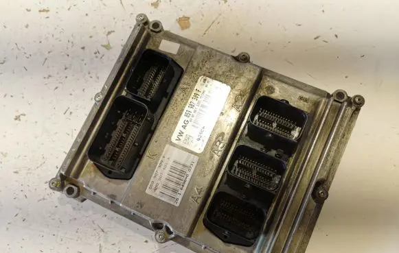 Audi Q7 4M Engine control unit/module 059907309F 4M0907401A
