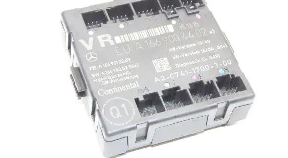 Infiniti Q30 Door control unit/module A1669004402