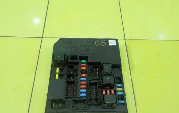 Nissan Juke I F15 Fuse box set 284B71KA0D BEZPIECZNIKOW