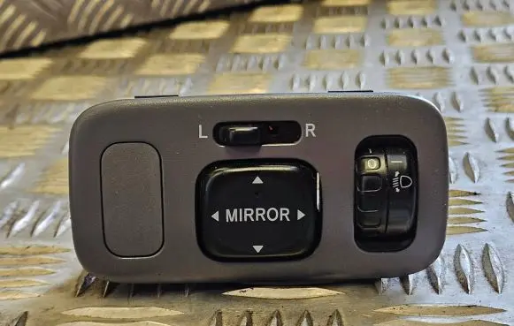 Toyota Yaris Wing mirror switch 5472J20 6950