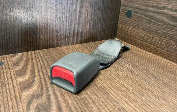 Front seatbelt buckle