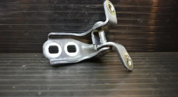 Opel Mokka Front door lower hinge 