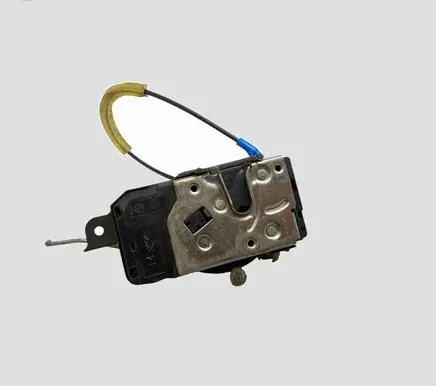 Opel Zafira B Front door lock 13210748