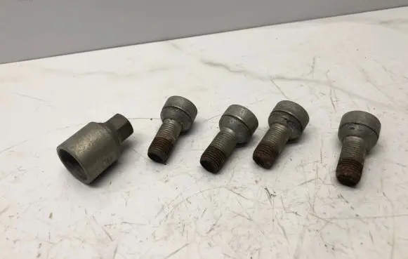 Audi A5 8T 8F Anti-theft wheel nuts and lock 