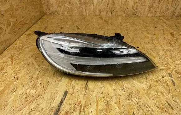 Volvo V40 Headlight/headlamp 31677021