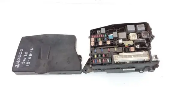 Toyota Avensis T270 Fuse module 8211105N90ET