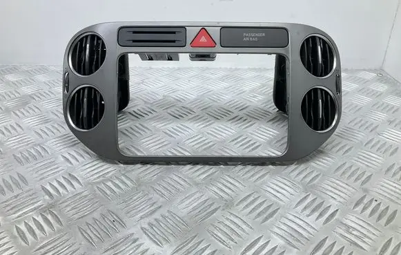 Volkswagen Tiguan Radio/GPS head unit trim 5M0858071K 5M0819062 5M0819061