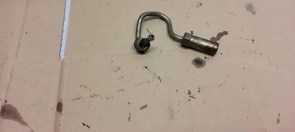 Nissan X-Trail T30 Fuel injector supply line/pipe 