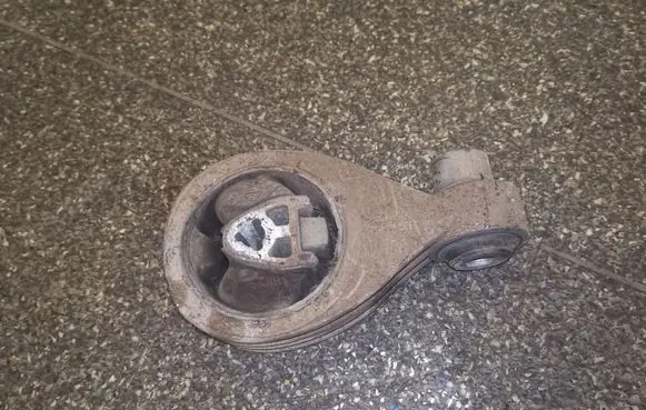 Nissan X-Trail T31 Engine mount bracket 8200277221