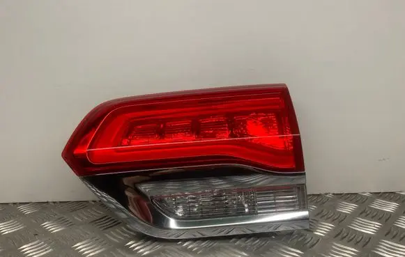Jeep Grand Cherokee Tailgate rear/tail lights P68110046AC