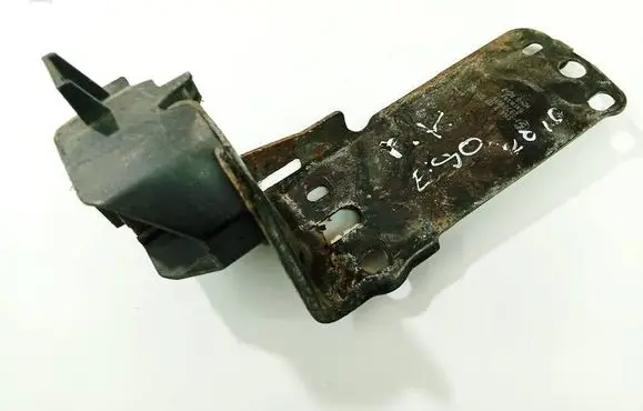 BMW 3 E90 E91 Radiator mount bracket 51647117811