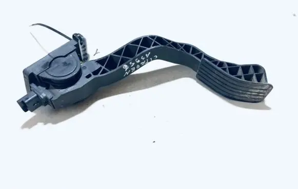 Accelerator throttle pedal