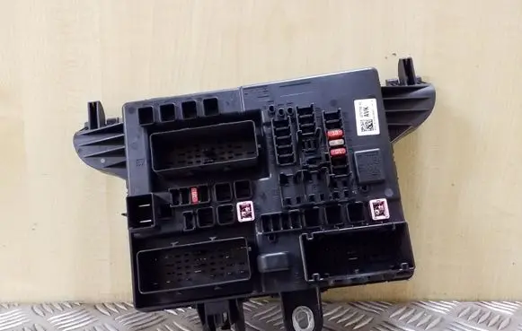 Opel Insignia A Fuse module 22737768
