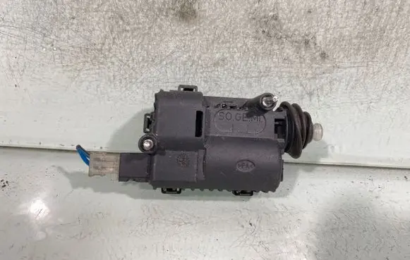 Opel Astra H Central locking motor 13208157