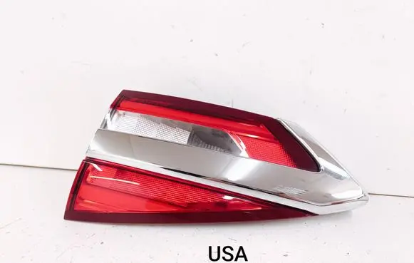 Tailgate rear/tail lights