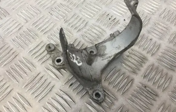 Volvo V50 Engine mounting bracket
