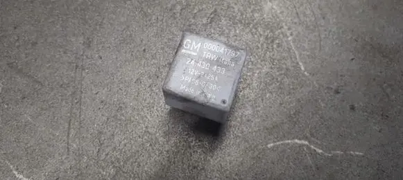 Opel Meriva A Fuel pump relay 24430433