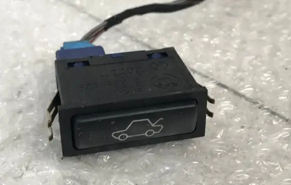 BMW 5 E39 Tailgate opening switch 8365579