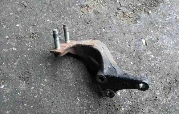 Mazda 323 F Engine mounting bracket