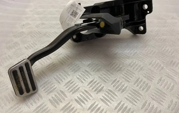 Ford Mustang VI Brake pedal FR3C2D094CD