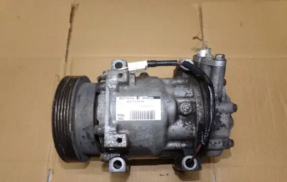 Dacia Sandero Air conditioning (A/C) compressor (pump) 926000097R