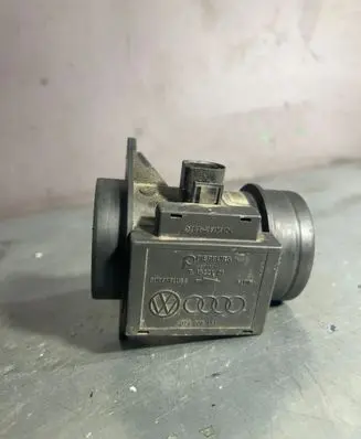 Volkswagen PASSAT B5 Mass air flow meter 71822101 074906461