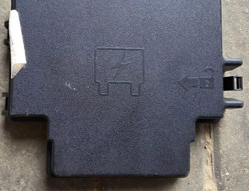 Jeep Grand Cherokee WL Fuse box cover