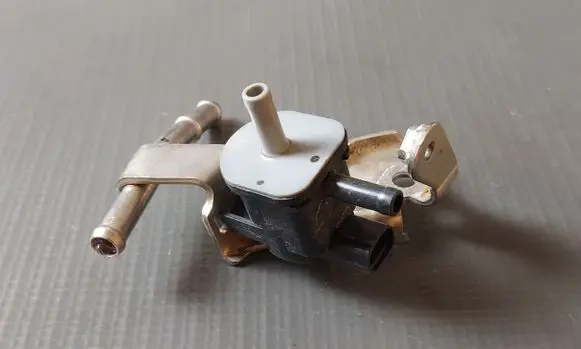 Toyota C-HR I Turbo solenoid valve 9091012276 1362007010