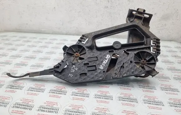 Skoda Octavia Mk2 (1Z) Headlight/headlamp mounting bracket 1Z0941339