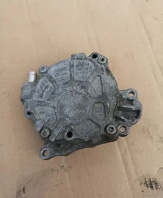 Volkswagen Golf V Vacuum pump 03L145100