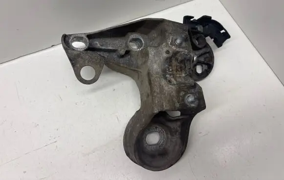 Audi A4 S4 B7 8E 8H Engine mounting bracket 8E0199352