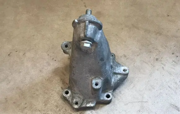 Engine mounting bracket